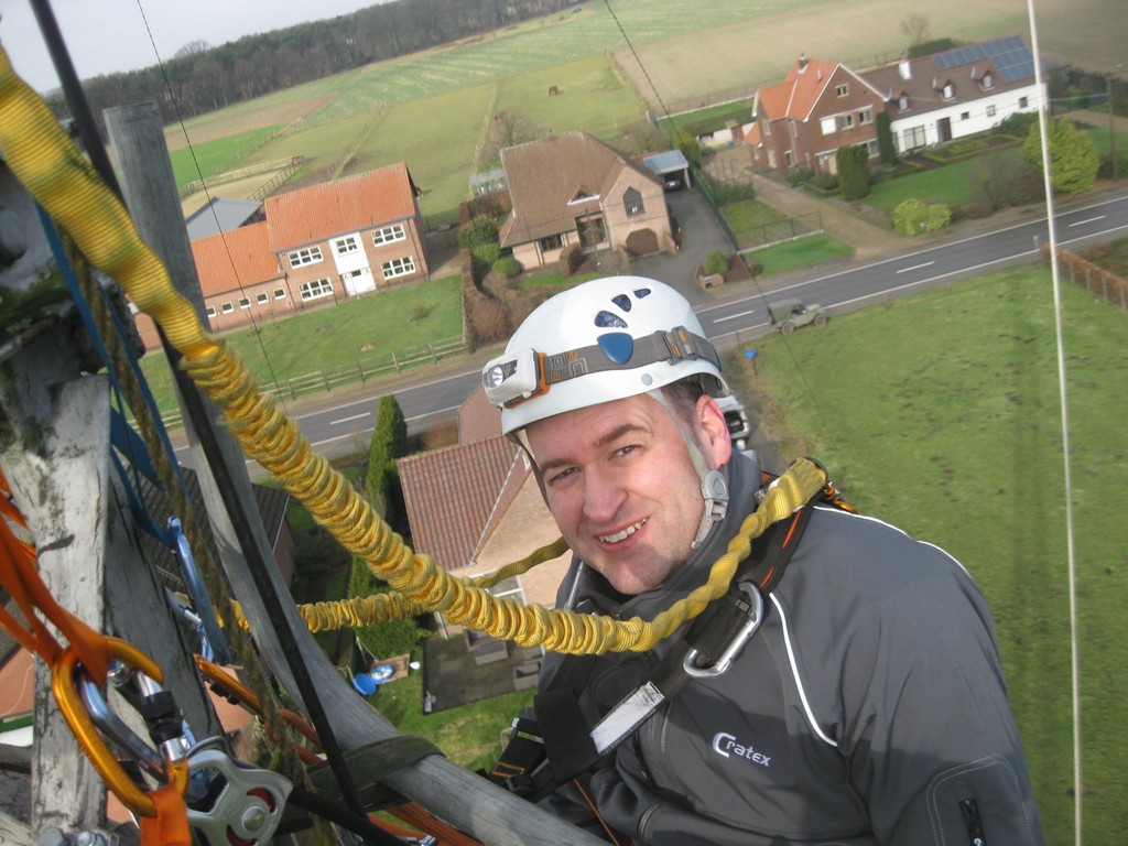 Installing an antenna of the ON0LN 70 cm repeater station.